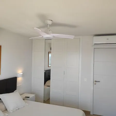 Beachfront -- New Luxury -- 1ª Linea Playa -- Center -- Private Parking -- Panoramic Sea Views -- דירה