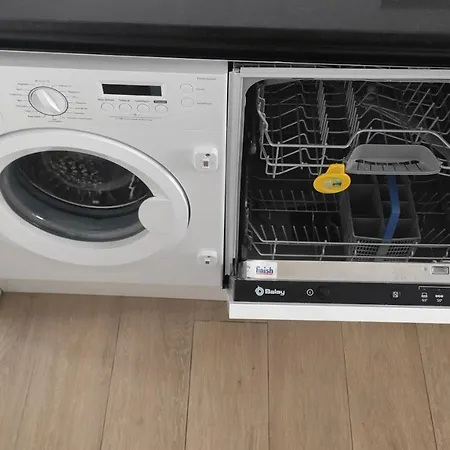 Beachfront Luxury: Sea View Apartment *