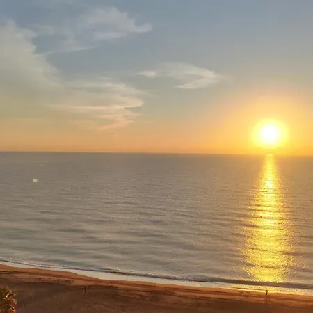 Beachfront -- New Luxury -- 1ª Linea Playa -- Center -- Private Parking -- Panoramic Sea Views -- דירה