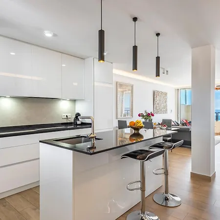 Beachfront -- New Luxury -- 1ª Linea Playa -- Center -- Private Parking -- Panoramic Sea Views -- דירה *