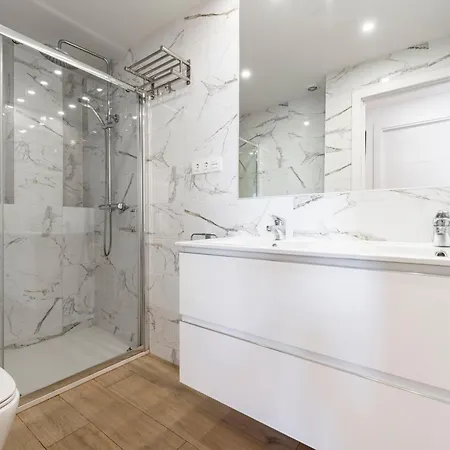 Beachfront Luxury: Sea View Apartment