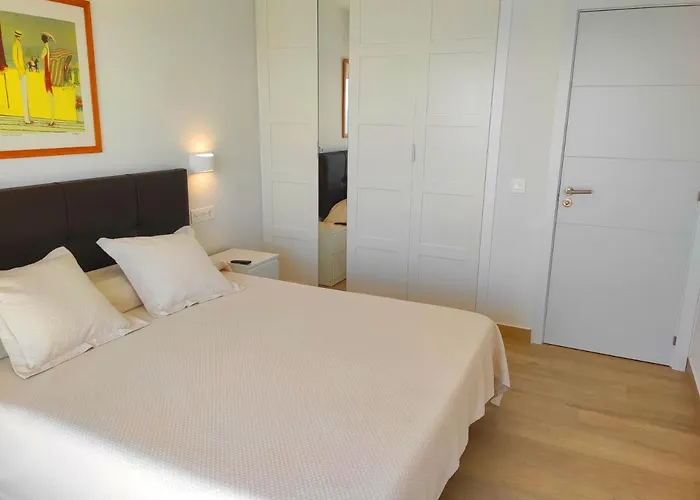 Beachfront Luxury: Sea View *