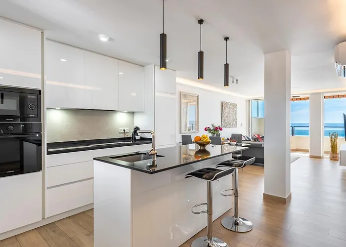 Beachfront Luxury: Sea View Apartment *