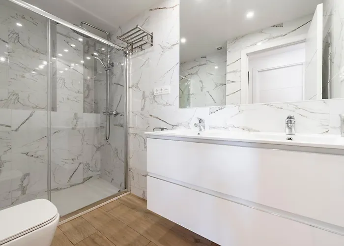 Beachfront Luxury: Sea View Apartment