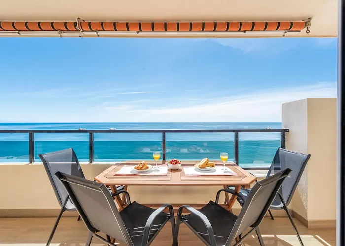 Beachfront Luxury: Sea View *