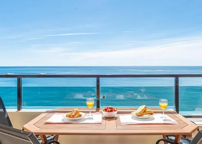 Beachfront Luxury: Sea View Apartment Fuengirola